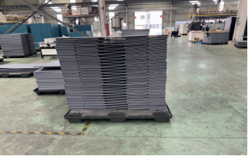 Foldable plastic pallet boxes for storage efficiency