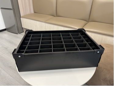 Plastic corrugated box with dividers for fragile item protection