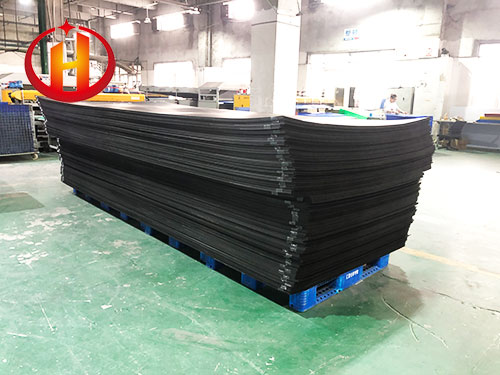 How to cut corrugated plastic sheet?